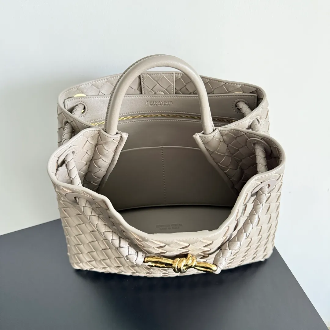 The 2023 new Andiamo batch of 2260 BV has been shipped‼ ️Really popular🔥The new Andiamo woven handbag launched by Bottega Veneta this season is really popular all over the world! ! Celebrities at home and abroad have worn it, and Oscar-winning actress Michelle Yeoh has taken it out on the street. Song Jia, Trai Yara, Yu Feihong, Sanji Ayaka, Rosie Hunting-Whiteley, Yoshioka Riho, etc. have all picked up this bag. It is classic and versatile, showing off its temperament, and the bag capacity is also large, which is very convenient for daily commuting! ! A variety of carrying methods, the shoulder straps can be adjusted by yourself, the original lambskin feels soft and delicate, and the neutral style is made to break gender boundaries and bring a more practical and long-lasting use experience. Andiamo, which has both elegant and casual styles, perfectly interprets the true appearance of "fashionable old money style". Style number: 743572 Size: 32*24*12